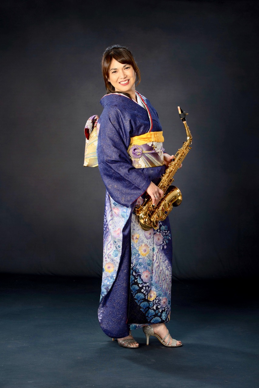 サックス演奏者 小澤奈緒美さん (振袖)